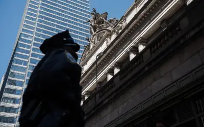 Hombre con machete apuñala a tres en Metro de Nueva York y es abatido por la policía