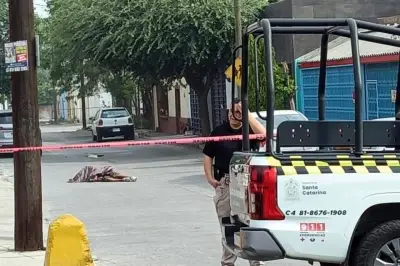 Hombre Fallece en la Calle en Monterrey, Autoridades Investigan Causas
