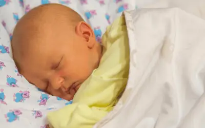 Ictericia neonatal: Por qué los bebés nacen amarillos y cómo tratarla de forma segura