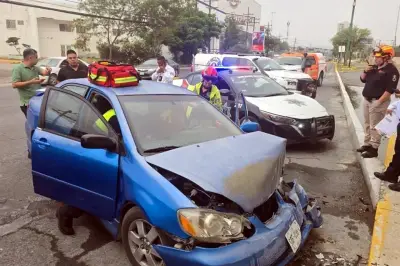 Joven se estrella contra pared tras perder el control de su vehículo en accidente vial