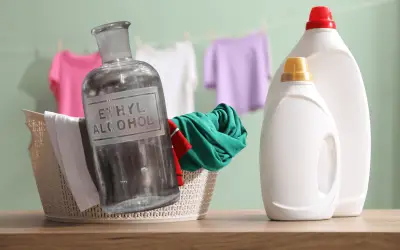 Mezcla de suavizante y alcohol para refrescar ropa: cómo usarla
