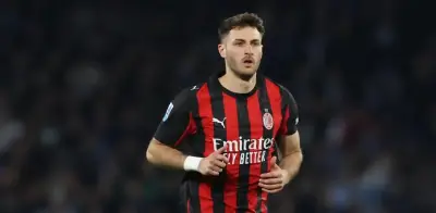 Milan celebra 25 años de Santiago Giménez con homenaje y respaldo total