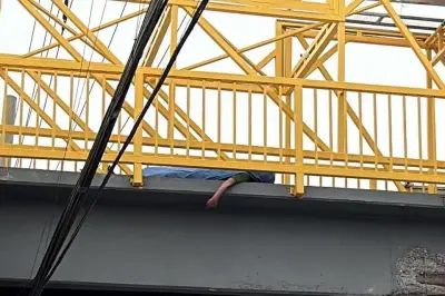Muere hombre en puente peatonal por descarga eléctrica en NL