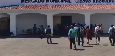 Oaxaca: Habitantes retienen policías y regidores para exigir recursos presupuestales