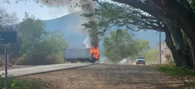 Once policías de Ecuandureo prófugos tras liberación por quema de vehículos tras muerte de 'El Mencho'