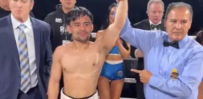 Pacquiao Jr. brilla con su primer nocaut profesional ante la mirada de su padre Manny