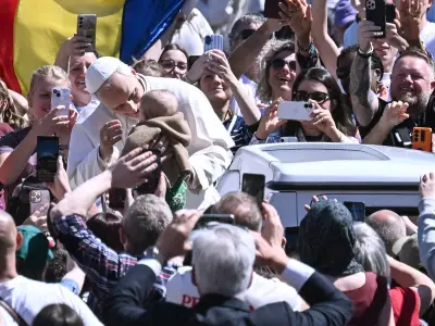 Papa León XIV condena guerras en su primer Domingo de Pascua y bendice a multitud