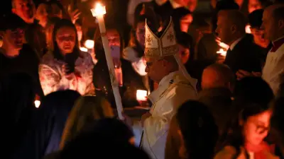 Papa León XIV llama a trabajar por la paz en su primera Vigilia Pascual