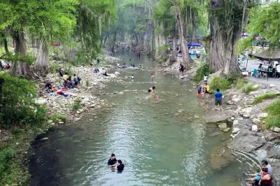 Paseantes Llenan el Río Ramos en Nuevo León, Reviviendo un Espacio Natural