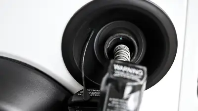 Petróleo sube por bloqueo en Ormuz y salida de Emiratos Árabes de OPEP