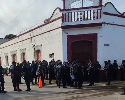 Policías de Jonuta toman Palacio Municipal en Tabasco por recortes y falta de equipo