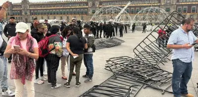 Protesta violenta en el Zócalo: manifestantes derriban vallas y enfrentan a autoridades