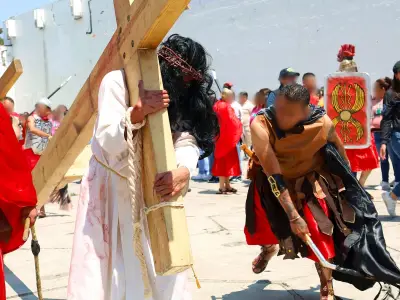Reclusos representan Viacrucis en Semana Santa como parte de reinserción social