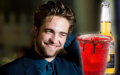 Robert Pattinson sorprende al preparar michelada en Vogue y se vuelve viral en redes