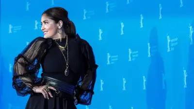 Salma Hayek Envía un Poderoso Mensaje al Presumir sus Canas en la Alfombra Roja