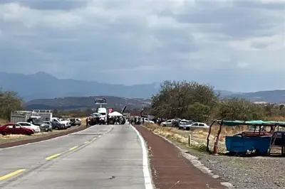 Segob reporta que solo 5 bloqueos persisten en carreteras del país