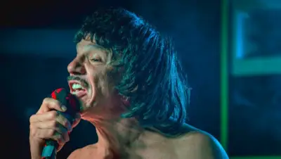 Silverio: El artista que conquista a su público 'masoquista' con insultos en el escenario