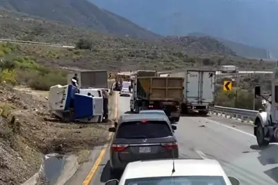 Trailer vuelca en vía libre a Saltillo tras colisión; hay heridos
