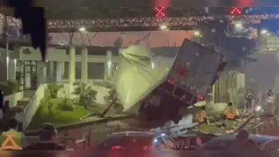 Tráiler embiste vehículos y se estrella en caseta de Zinapécuaro, Michoacán