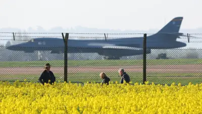 Trump afirma que tropas estadounidenses permanecerán cerca de Irán hasta lograr un 