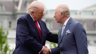 Trump y Carlos III: foto 'Dos reyes' genera controversia en redes sociales