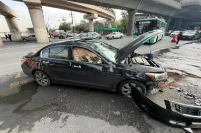 Vehículo vuelca tras colisión con alcantarilla dañada en vialidad de la ciudad