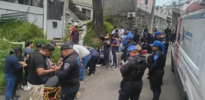 Vuelca camioneta escolar en Cuajimalpa; 15 alumnos heridos