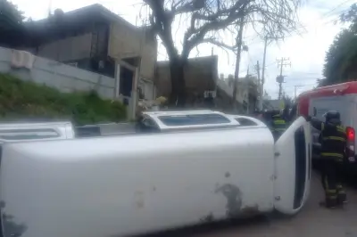 Vuelca combi con alumnos de secundaria; 15 heridos