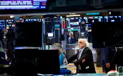 Wall Street Cierra en Verde con Subida del Dow Jones; Tensión en Ormuz Marca la Jornada