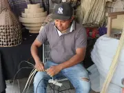 Artesanos de Cuexcomatitlán mantienen viva la tradición del tejido en palma y tule