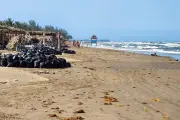 Autoridades afirman limpieza de playas, pero persiste recolección de crudo en costas mexicanas