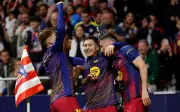 Barcelona remonta con polémica ante el Atlético y se afianza en la cima de La Liga