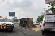 Bloquean carretera Nacional por volcadura de camión de volteo