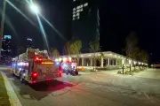 Bomberos controlan incendio en edificio de Valle Oriente tras intensa intervención