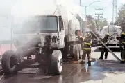 Bomberos sofocan incendio en camión recolector de basura en Monterrey
