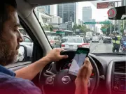 CDMX endurece sanciones por usar celular al volante: multas, puntos y retención vehicular
