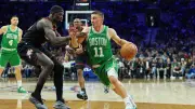 Celtas vencen a Sixers con gran actuación de Brown y Tatum