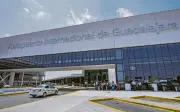 Choque entre vehículo y aerocar en el Aeropuerto de Guadalajara deja seis pasajeros atendidos