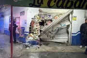 Conductora pierde el control y estrella su camioneta contra una tienda en incidente