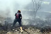 Controlan incendio en Loma Larga tras intensa jornada de combate por bomberos