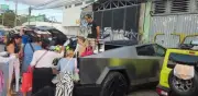 Cybertruck de Vanessa Bohórquez se convierte en puesto de ropa en tianguis de Cancún