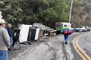 Deslave en Olinalá provoca volcadura de vehículo y moviliza a autoridades