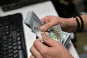 Dólar cierra en 17.42 pesos tras jornada de volatilidad