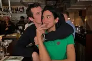 Dua Lipa y Callum Turner: Rumores de Boda en Italia Despiertan Especulación