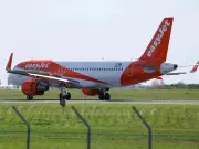 EasyJet aborta aterrizaje en París por fuegos artificiales de boda cerca de pista