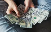 El peso mexicano cede terreno frente al dólar este lunes 20 de abril