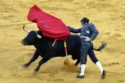 El torero Morante de la Puebla triunfa en Sevilla cortando dos orejas