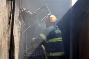Explosión de tanque de gas provoca incendio en vivienda de Santiago