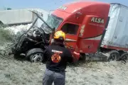 Fallece una persona tras impacto de tráiler sin frenos en carretera federal