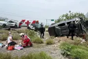 Familia resulta lesionada tras volcadura en carretera